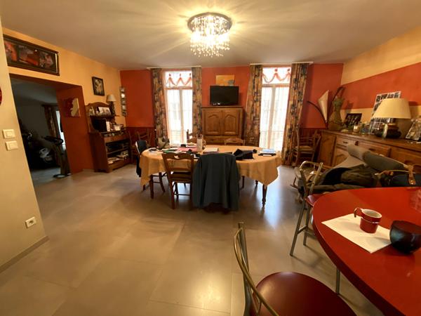 Immeuble plein centre de Chauffailles - usage commerce et habitation-250 m2