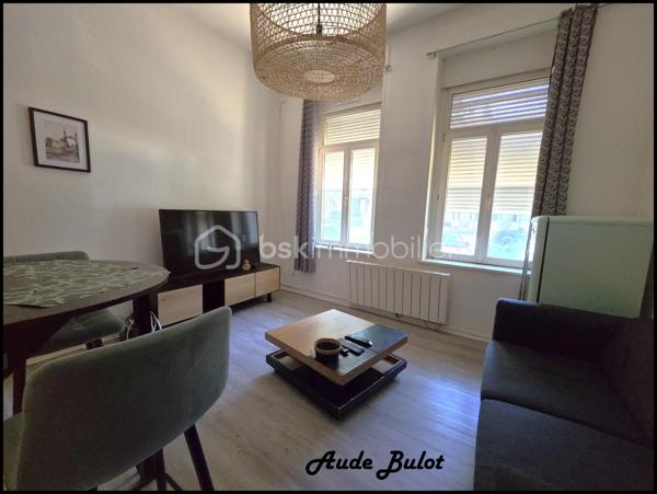 Idéalement situé sur le Boulevard Victor Hugo, cet appartement de 30 m² bénéficie d'un emplacement recherché, à proximité immédiate des commerces, des transports en commun, des stations V'Lille et des facultés.
À seulement 5 minutes à pied du métro Porte des Postes.

Il se compose de :
Une entrée,
Un séjour lumineux avec cuisine ouverte,
Une salle de douche,
Une belle chambre indépendante.

Situé dans une petite copropriété aux faibles charges, cet appartement est idéal pour un premier achat, un étudiant, un jeune actif ou un investisseur à la recherche d'un bien facile à louer.

Les + du bien :

✔ Emplacement recherché 
✔ À 5 minutes à pied du métro Porte des Postes
✔ Appartement de 30 m² bien agencé
✔ Belle chambre indépendante
✔ Petite copropriété
✔ Faibles charges
✔ Commerces, transports, V'Lille et facultés à proximité
✔ Idéal pour un premier achat ou un investissement locatif

Une belle opportunité à découvrir rapidement !

Pour plus d'informations ou pour organiser une visite, n'hésitez pas à me contacter.