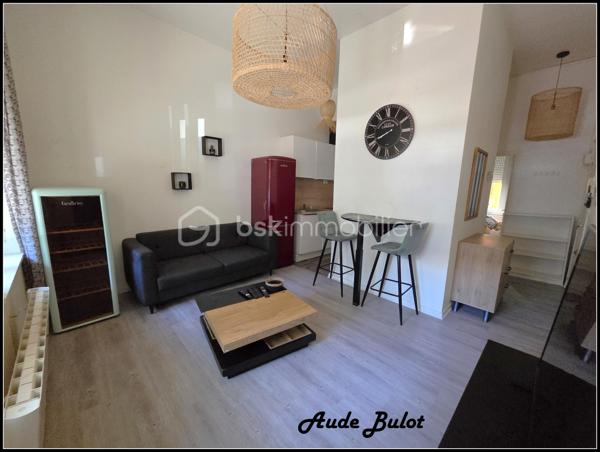 Idéalement situé sur le Boulevard Victor Hugo, cet appartement de 30 m² bénéficie d'un emplacement recherché, à proximité immédiate des commerces, des transports en commun, des stations V'Lille et des facultés.
À seulement 5 minutes à pied du métro Porte des Postes.

Il se compose de :
Une entrée,
Un séjour lumineux avec cuisine ouverte,
Une salle de douche,
Une belle chambre indépendante.

Situé dans une petite copropriété aux faibles charges, cet appartement est idéal pour un premier achat, un étudiant, un jeune actif ou un investisseur à la recherche d'un bien facile à louer.

Les + du bien :

✔ Emplacement recherché 
✔ À 5 minutes à pied du métro Porte des Postes
✔ Appartement de 30 m² bien agencé
✔ Belle chambre indépendante
✔ Petite copropriété
✔ Faibles charges
✔ Commerces, transports, V'Lille et facultés à proximité
✔ Idéal pour un premier achat ou un investissement locatif

Une belle opportunité à découvrir rapidement !

Pour plus d'informations ou pour organiser une visite, n'hésitez pas à me contacter.
