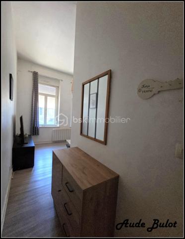 Idéalement situé sur le Boulevard Victor Hugo, cet appartement de 30 m² bénéficie d'un emplacement recherché, à proximité immédiate des commerces, des transports en commun, des stations V'Lille et des facultés.
À seulement 5 minutes à pied du métro Porte des Postes.

Il se compose de :
Une entrée,
Un séjour lumineux avec cuisine ouverte,
Une salle de douche,
Une belle chambre indépendante.

Situé dans une petite copropriété aux faibles charges, cet appartement est idéal pour un premier achat, un étudiant, un jeune actif ou un investisseur à la recherche d'un bien facile à louer.

Les + du bien :

✔ Emplacement recherché 
✔ À 5 minutes à pied du métro Porte des Postes
✔ Appartement de 30 m² bien agencé
✔ Belle chambre indépendante
✔ Petite copropriété
✔ Faibles charges
✔ Commerces, transports, V'Lille et facultés à proximité
✔ Idéal pour un premier achat ou un investissement locatif

Une belle opportunité à découvrir rapidement !

Pour plus d'informations ou pour organiser une visite, n'hésitez pas à me contacter.