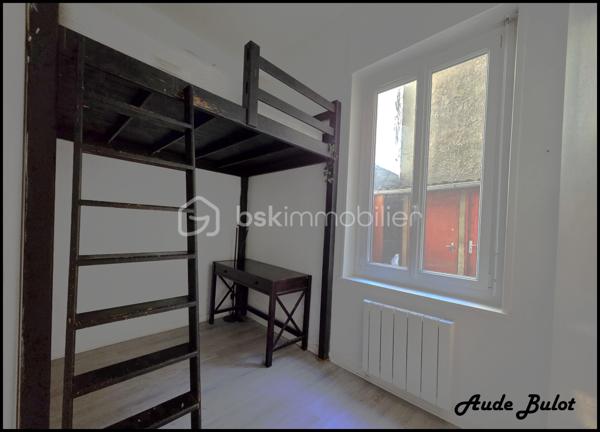 Idéalement situé sur le Boulevard Victor Hugo, cet appartement de 30 m² bénéficie d'un emplacement recherché, à proximité immédiate des commerces, des transports en commun, des stations V'Lille et des facultés.
À seulement 5 minutes à pied du métro Porte des Postes.

Il se compose de :
Une entrée,
Un séjour lumineux avec cuisine ouverte,
Une salle de douche,
Une belle chambre indépendante.

Situé dans une petite copropriété aux faibles charges, cet appartement est idéal pour un premier achat, un étudiant, un jeune actif ou un investisseur à la recherche d'un bien facile à louer.

Les + du bien :

✔ Emplacement recherché 
✔ À 5 minutes à pied du métro Porte des Postes
✔ Appartement de 30 m² bien agencé
✔ Belle chambre indépendante
✔ Petite copropriété
✔ Faibles charges
✔ Commerces, transports, V'Lille et facultés à proximité
✔ Idéal pour un premier achat ou un investissement locatif

Une belle opportunité à découvrir rapidement !

Pour plus d'informations ou pour organiser une visite, n'hésitez pas à me contacter.