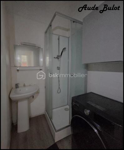 Idéalement situé sur le Boulevard Victor Hugo, cet appartement de 30 m² bénéficie d'un emplacement recherché, à proximité immédiate des commerces, des transports en commun, des stations V'Lille et des facultés.
À seulement 5 minutes à pied du métro Porte des Postes.

Il se compose de :
Une entrée,
Un séjour lumineux avec cuisine ouverte,
Une salle de douche,
Une belle chambre indépendante.

Situé dans une petite copropriété aux faibles charges, cet appartement est idéal pour un premier achat, un étudiant, un jeune actif ou un investisseur à la recherche d'un bien facile à louer.

Les + du bien :

✔ Emplacement recherché 
✔ À 5 minutes à pied du métro Porte des Postes
✔ Appartement de 30 m² bien agencé
✔ Belle chambre indépendante
✔ Petite copropriété
✔ Faibles charges
✔ Commerces, transports, V'Lille et facultés à proximité
✔ Idéal pour un premier achat ou un investissement locatif

Une belle opportunité à découvrir rapidement !

Pour plus d'informations ou pour organiser une visite, n'hésitez pas à me contacter.