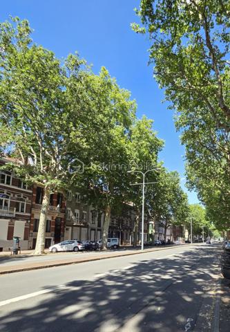 Idéalement situé sur le Boulevard Victor Hugo, cet appartement de 30 m² bénéficie d'un emplacement recherché, à proximité immédiate des commerces, des transports en commun, des stations V'Lille et des facultés.
À seulement 5 minutes à pied du métro Porte des Postes.

Il se compose de :
Une entrée,
Un séjour lumineux avec cuisine ouverte,
Une salle de douche,
Une belle chambre indépendante.

Situé dans une petite copropriété aux faibles charges, cet appartement est idéal pour un premier achat, un étudiant, un jeune actif ou un investisseur à la recherche d'un bien facile à louer.

Les + du bien :

✔ Emplacement recherché 
✔ À 5 minutes à pied du métro Porte des Postes
✔ Appartement de 30 m² bien agencé
✔ Belle chambre indépendante
✔ Petite copropriété
✔ Faibles charges
✔ Commerces, transports, V'Lille et facultés à proximité
✔ Idéal pour un premier achat ou un investissement locatif

Une belle opportunité à découvrir rapidement !

Pour plus d'informations ou pour organiser une visite, n'hésitez pas à me contacter.