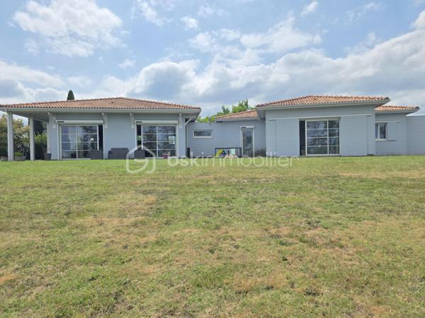 Maison ossature bois de 170 m² avec vue imprenable – 5 chambres – terrain de 4 378 m²

Sur les hauteurs de Port-Sainte-Marie, découvrez cette belle maison ossature bois, implantée sur une parcelle entièrement clôturée de 4 378 m², offrant une vue imprenable sur l’environnement.

Dès l’arrivée, vous serez séduits par le calme, la vue dégagée et le cadre privilégié qu’offre cette propriété sans aucun vis à vis.
La maison, construite sur vide sanitaire, a été repeinte il y a seulement deux ans et bénéficie de prestations particulièrement intéressantes : DPE classé B, assainissement individuel conforme, fibre optique et volets roulants solaires. 
Une maison familiale aux beaux volumes

L'entrée dessert un hall d'accueil, un cellier ainsi qu'une agréable cuisine de 19 m², idéale pour partager les repas en famille.
Vous découvrirez ensuite un véritable espace de vie avec un séjour cathédrale de 42 m², baigné de lumière et offrant une belle sensation d'espace.

La partie nuit se compose de 5 chambres, dont une confortable suite parentale comprenant :
- une chambre,
- un dressing,
- une salle d'eau de près de 6 m²avec douche et double vasques.

4 autres chambres, d'une superficie comprise entre 10,5 et 13 m², permettent d'accueillir famille, enfants ou invités.

La maison dispose également d'une seconde salle d'eau, d'une buanderie et de deux WC.
Le jardin de 4 378 m², entièrement clôturé et piscinable, offre de nombreuses possibilités : jardin, espace de jeux, projet de piscine ou simplement profiter de la nature et de la vue.
Vous pourrez apprécier les beaux jours sur 2 terrasses, dont une grande terrasse agrémentée d'un spa, véritable invitation à la détente.

La propriété dispose également :
- d'un double carport de + de 40 m²,
- d'un abri d'environ 15 m²,
- d'un portail électrique,
- de volets roulants solaires, complétés par des volets bois côté chambres,
- de la fibre optique.

En résumé : les + qui font la différence
✓ 170m² habitables
✓ 5 chambres
✓ Séjour cathédrale de 42 m²
✓ Cuisine de 19 m²
✓ Terrain de 4 378 m² entièrement clôturé
✓ Terrain piscinable
✓ Vue imprenable
✓ Maison ossature bois
✓ DPE B
✓Chauffage au sol électrique + chauffage réversible
✓Chauffe eau cumulus électrique 300 L
✓ Assainissement individuel conforme
✓ Maison sur vide sanitaire
✓ Grande terrasse + seconde terrasse
✓ Spa
✓ Double carport de 40 m²
✓ Abri de 15 m²
✓ Portail électrique
✓ Fibre optique
✓Aucun travaux à prévoir

Une propriété rare, idéale pour une famille à la recherche d'espace, de tranquillité et d'un cadre privilégié, tout en restant à proximité des commodités.

À découvrir sans tarder !