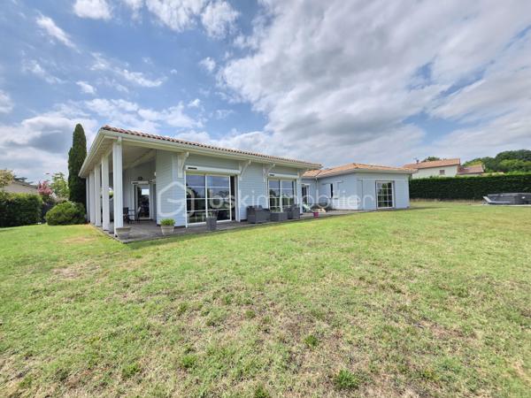 Maison ossature bois de 170 m² avec vue imprenable – 5 chambres – terrain de 4 378 m²

Sur les hauteurs de Port-Sainte-Marie, découvrez cette belle maison ossature bois, implantée sur une parcelle entièrement clôturée de 4 378 m², offrant une vue imprenable sur l’environnement.

Dès l’arrivée, vous serez séduits par le calme, la vue dégagée et le cadre privilégié qu’offre cette propriété sans aucun vis à vis.
La maison, construite sur vide sanitaire, a été repeinte il y a seulement deux ans et bénéficie de prestations particulièrement intéressantes : DPE classé B, assainissement individuel conforme, fibre optique et volets roulants solaires. 
Une maison familiale aux beaux volumes

L'entrée dessert un hall d'accueil, un cellier ainsi qu'une agréable cuisine de 19 m², idéale pour partager les repas en famille.
Vous découvrirez ensuite un véritable espace de vie avec un séjour cathédrale de 42 m², baigné de lumière et offrant une belle sensation d'espace.

La partie nuit se compose de 5 chambres, dont une confortable suite parentale comprenant :
- une chambre,
- un dressing,
- une salle d'eau de près de 6 m²avec douche et double vasques.

4 autres chambres, d'une superficie comprise entre 10,5 et 13 m², permettent d'accueillir famille, enfants ou invités.

La maison dispose également d'une seconde salle d'eau, d'une buanderie et de deux WC.
Le jardin de 4 378 m², entièrement clôturé et piscinable, offre de nombreuses possibilités : jardin, espace de jeux, projet de piscine ou simplement profiter de la nature et de la vue.
Vous pourrez apprécier les beaux jours sur 2 terrasses, dont une grande terrasse agrémentée d'un spa, véritable invitation à la détente.

La propriété dispose également :
- d'un double carport de + de 40 m²,
- d'un abri d'environ 15 m²,
- d'un portail électrique,
- de volets roulants solaires, complétés par des volets bois côté chambres,
- de la fibre optique.

En résumé : les + qui font la différence
✓ 170m² habitables
✓ 5 chambres
✓ Séjour cathédrale de 42 m²
✓ Cuisine de 19 m²
✓ Terrain de 4 378 m² entièrement clôturé
✓ Terrain piscinable
✓ Vue imprenable
✓ Maison ossature bois
✓ DPE B
✓Chauffage au sol électrique + chauffage réversible
✓Chauffe eau cumulus électrique 300 L
✓ Assainissement individuel conforme
✓ Maison sur vide sanitaire
✓ Grande terrasse + seconde terrasse
✓ Spa
✓ Double carport de 40 m²
✓ Abri de 15 m²
✓ Portail électrique
✓ Fibre optique
✓Aucun travaux à prévoir

Une propriété rare, idéale pour une famille à la recherche d'espace, de tranquillité et d'un cadre privilégié, tout en restant à proximité des commodités.

À découvrir sans tarder !