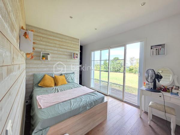 Maison ossature bois de 170 m² avec vue imprenable – 5 chambres – terrain de 4 378 m²

Sur les hauteurs de Port-Sainte-Marie, découvrez cette belle maison ossature bois, implantée sur une parcelle entièrement clôturée de 4 378 m², offrant une vue imprenable sur l’environnement.

Dès l’arrivée, vous serez séduits par le calme, la vue dégagée et le cadre privilégié qu’offre cette propriété sans aucun vis à vis.
La maison, construite sur vide sanitaire, a été repeinte il y a seulement deux ans et bénéficie de prestations particulièrement intéressantes : DPE classé B, assainissement individuel conforme, fibre optique et volets roulants solaires. 
Une maison familiale aux beaux volumes

L'entrée dessert un hall d'accueil, un cellier ainsi qu'une agréable cuisine de 19 m², idéale pour partager les repas en famille.
Vous découvrirez ensuite un véritable espace de vie avec un séjour cathédrale de 42 m², baigné de lumière et offrant une belle sensation d'espace.

La partie nuit se compose de 5 chambres, dont une confortable suite parentale comprenant :
- une chambre,
- un dressing,
- une salle d'eau de près de 6 m²avec douche et double vasques.

4 autres chambres, d'une superficie comprise entre 10,5 et 13 m², permettent d'accueillir famille, enfants ou invités.

La maison dispose également d'une seconde salle d'eau, d'une buanderie et de deux WC.
Le jardin de 4 378 m², entièrement clôturé et piscinable, offre de nombreuses possibilités : jardin, espace de jeux, projet de piscine ou simplement profiter de la nature et de la vue.
Vous pourrez apprécier les beaux jours sur 2 terrasses, dont une grande terrasse agrémentée d'un spa, véritable invitation à la détente.

La propriété dispose également :
- d'un double carport de + de 40 m²,
- d'un abri d'environ 15 m²,
- d'un portail électrique,
- de volets roulants solaires, complétés par des volets bois côté chambres,
- de la fibre optique.

En résumé : les + qui font la différence
✓ 170m² habitables
✓ 5 chambres
✓ Séjour cathédrale de 42 m²
✓ Cuisine de 19 m²
✓ Terrain de 4 378 m² entièrement clôturé
✓ Terrain piscinable
✓ Vue imprenable
✓ Maison ossature bois
✓ DPE B
✓Chauffage au sol électrique + chauffage réversible
✓Chauffe eau cumulus électrique 300 L
✓ Assainissement individuel conforme
✓ Maison sur vide sanitaire
✓ Grande terrasse + seconde terrasse
✓ Spa
✓ Double carport de 40 m²
✓ Abri de 15 m²
✓ Portail électrique
✓ Fibre optique
✓Aucun travaux à prévoir

Une propriété rare, idéale pour une famille à la recherche d'espace, de tranquillité et d'un cadre privilégié, tout en restant à proximité des commodités.

À découvrir sans tarder !