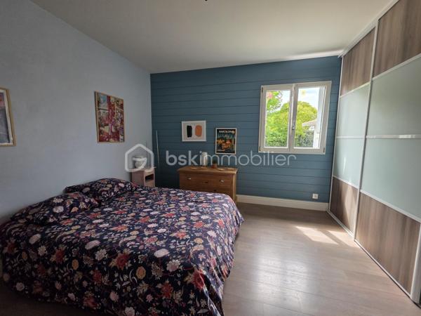 Maison ossature bois de 170 m² avec vue imprenable – 5 chambres – terrain de 4 378 m²

Sur les hauteurs de Port-Sainte-Marie, découvrez cette belle maison ossature bois, implantée sur une parcelle entièrement clôturée de 4 378 m², offrant une vue imprenable sur l’environnement.

Dès l’arrivée, vous serez séduits par le calme, la vue dégagée et le cadre privilégié qu’offre cette propriété sans aucun vis à vis.
La maison, construite sur vide sanitaire, a été repeinte il y a seulement deux ans et bénéficie de prestations particulièrement intéressantes : DPE classé B, assainissement individuel conforme, fibre optique et volets roulants solaires. 
Une maison familiale aux beaux volumes

L'entrée dessert un hall d'accueil, un cellier ainsi qu'une agréable cuisine de 19 m², idéale pour partager les repas en famille.
Vous découvrirez ensuite un véritable espace de vie avec un séjour cathédrale de 42 m², baigné de lumière et offrant une belle sensation d'espace.

La partie nuit se compose de 5 chambres, dont une confortable suite parentale comprenant :
- une chambre,
- un dressing,
- une salle d'eau de près de 6 m²avec douche et double vasques.

4 autres chambres, d'une superficie comprise entre 10,5 et 13 m², permettent d'accueillir famille, enfants ou invités.

La maison dispose également d'une seconde salle d'eau, d'une buanderie et de deux WC.
Le jardin de 4 378 m², entièrement clôturé et piscinable, offre de nombreuses possibilités : jardin, espace de jeux, projet de piscine ou simplement profiter de la nature et de la vue.
Vous pourrez apprécier les beaux jours sur 2 terrasses, dont une grande terrasse agrémentée d'un spa, véritable invitation à la détente.

La propriété dispose également :
- d'un double carport de + de 40 m²,
- d'un abri d'environ 15 m²,
- d'un portail électrique,
- de volets roulants solaires, complétés par des volets bois côté chambres,
- de la fibre optique.

En résumé : les + qui font la différence
✓ 170m² habitables
✓ 5 chambres
✓ Séjour cathédrale de 42 m²
✓ Cuisine de 19 m²
✓ Terrain de 4 378 m² entièrement clôturé
✓ Terrain piscinable
✓ Vue imprenable
✓ Maison ossature bois
✓ DPE B
✓Chauffage au sol électrique + chauffage réversible
✓Chauffe eau cumulus électrique 300 L
✓ Assainissement individuel conforme
✓ Maison sur vide sanitaire
✓ Grande terrasse + seconde terrasse
✓ Spa
✓ Double carport de 40 m²
✓ Abri de 15 m²
✓ Portail électrique
✓ Fibre optique
✓Aucun travaux à prévoir

Une propriété rare, idéale pour une famille à la recherche d'espace, de tranquillité et d'un cadre privilégié, tout en restant à proximité des commodités.

À découvrir sans tarder !