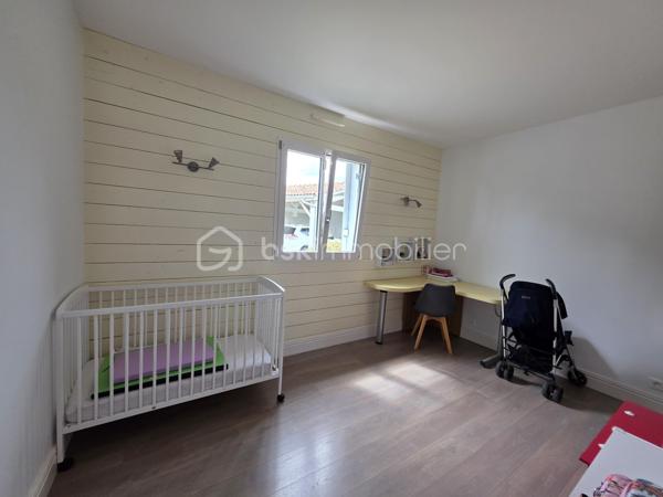 Maison ossature bois de 170 m² avec vue imprenable – 5 chambres – terrain de 4 378 m²

Sur les hauteurs de Port-Sainte-Marie, découvrez cette belle maison ossature bois, implantée sur une parcelle entièrement clôturée de 4 378 m², offrant une vue imprenable sur l’environnement.

Dès l’arrivée, vous serez séduits par le calme, la vue dégagée et le cadre privilégié qu’offre cette propriété sans aucun vis à vis.
La maison, construite sur vide sanitaire, a été repeinte il y a seulement deux ans et bénéficie de prestations particulièrement intéressantes : DPE classé B, assainissement individuel conforme, fibre optique et volets roulants solaires. 
Une maison familiale aux beaux volumes

L'entrée dessert un hall d'accueil, un cellier ainsi qu'une agréable cuisine de 19 m², idéale pour partager les repas en famille.
Vous découvrirez ensuite un véritable espace de vie avec un séjour cathédrale de 42 m², baigné de lumière et offrant une belle sensation d'espace.

La partie nuit se compose de 5 chambres, dont une confortable suite parentale comprenant :
- une chambre,
- un dressing,
- une salle d'eau de près de 6 m²avec douche et double vasques.

4 autres chambres, d'une superficie comprise entre 10,5 et 13 m², permettent d'accueillir famille, enfants ou invités.

La maison dispose également d'une seconde salle d'eau, d'une buanderie et de deux WC.
Le jardin de 4 378 m², entièrement clôturé et piscinable, offre de nombreuses possibilités : jardin, espace de jeux, projet de piscine ou simplement profiter de la nature et de la vue.
Vous pourrez apprécier les beaux jours sur 2 terrasses, dont une grande terrasse agrémentée d'un spa, véritable invitation à la détente.

La propriété dispose également :
- d'un double carport de + de 40 m²,
- d'un abri d'environ 15 m²,
- d'un portail électrique,
- de volets roulants solaires, complétés par des volets bois côté chambres,
- de la fibre optique.

En résumé : les + qui font la différence
✓ 170m² habitables
✓ 5 chambres
✓ Séjour cathédrale de 42 m²
✓ Cuisine de 19 m²
✓ Terrain de 4 378 m² entièrement clôturé
✓ Terrain piscinable
✓ Vue imprenable
✓ Maison ossature bois
✓ DPE B
✓Chauffage au sol électrique + chauffage réversible
✓Chauffe eau cumulus électrique 300 L
✓ Assainissement individuel conforme
✓ Maison sur vide sanitaire
✓ Grande terrasse + seconde terrasse
✓ Spa
✓ Double carport de 40 m²
✓ Abri de 15 m²
✓ Portail électrique
✓ Fibre optique
✓Aucun travaux à prévoir

Une propriété rare, idéale pour une famille à la recherche d'espace, de tranquillité et d'un cadre privilégié, tout en restant à proximité des commodités.

À découvrir sans tarder !