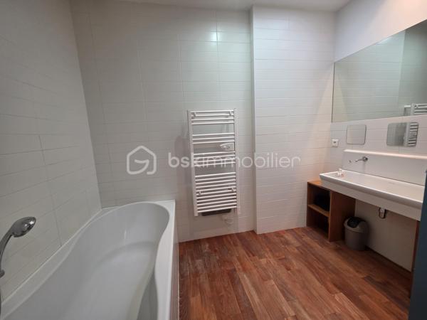 Maison ossature bois de 170 m² avec vue imprenable – 5 chambres – terrain de 4 378 m²

Sur les hauteurs de Port-Sainte-Marie, découvrez cette belle maison ossature bois, implantée sur une parcelle entièrement clôturée de 4 378 m², offrant une vue imprenable sur l’environnement.

Dès l’arrivée, vous serez séduits par le calme, la vue dégagée et le cadre privilégié qu’offre cette propriété sans aucun vis à vis.
La maison, construite sur vide sanitaire, a été repeinte il y a seulement deux ans et bénéficie de prestations particulièrement intéressantes : DPE classé B, assainissement individuel conforme, fibre optique et volets roulants solaires. 
Une maison familiale aux beaux volumes

L'entrée dessert un hall d'accueil, un cellier ainsi qu'une agréable cuisine de 19 m², idéale pour partager les repas en famille.
Vous découvrirez ensuite un véritable espace de vie avec un séjour cathédrale de 42 m², baigné de lumière et offrant une belle sensation d'espace.

La partie nuit se compose de 5 chambres, dont une confortable suite parentale comprenant :
- une chambre,
- un dressing,
- une salle d'eau de près de 6 m²avec douche et double vasques.

4 autres chambres, d'une superficie comprise entre 10,5 et 13 m², permettent d'accueillir famille, enfants ou invités.

La maison dispose également d'une seconde salle d'eau, d'une buanderie et de deux WC.
Le jardin de 4 378 m², entièrement clôturé et piscinable, offre de nombreuses possibilités : jardin, espace de jeux, projet de piscine ou simplement profiter de la nature et de la vue.
Vous pourrez apprécier les beaux jours sur 2 terrasses, dont une grande terrasse agrémentée d'un spa, véritable invitation à la détente.

La propriété dispose également :
- d'un double carport de + de 40 m²,
- d'un abri d'environ 15 m²,
- d'un portail électrique,
- de volets roulants solaires, complétés par des volets bois côté chambres,
- de la fibre optique.

En résumé : les + qui font la différence
✓ 170m² habitables
✓ 5 chambres
✓ Séjour cathédrale de 42 m²
✓ Cuisine de 19 m²
✓ Terrain de 4 378 m² entièrement clôturé
✓ Terrain piscinable
✓ Vue imprenable
✓ Maison ossature bois
✓ DPE B
✓Chauffage au sol électrique + chauffage réversible
✓Chauffe eau cumulus électrique 300 L
✓ Assainissement individuel conforme
✓ Maison sur vide sanitaire
✓ Grande terrasse + seconde terrasse
✓ Spa
✓ Double carport de 40 m²
✓ Abri de 15 m²
✓ Portail électrique
✓ Fibre optique
✓Aucun travaux à prévoir

Une propriété rare, idéale pour une famille à la recherche d'espace, de tranquillité et d'un cadre privilégié, tout en restant à proximité des commodités.

À découvrir sans tarder !