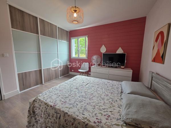 Maison ossature bois de 170 m² avec vue imprenable – 5 chambres – terrain de 4 378 m²

Sur les hauteurs de Port-Sainte-Marie, découvrez cette belle maison ossature bois, implantée sur une parcelle entièrement clôturée de 4 378 m², offrant une vue imprenable sur l’environnement.

Dès l’arrivée, vous serez séduits par le calme, la vue dégagée et le cadre privilégié qu’offre cette propriété sans aucun vis à vis.
La maison, construite sur vide sanitaire, a été repeinte il y a seulement deux ans et bénéficie de prestations particulièrement intéressantes : DPE classé B, assainissement individuel conforme, fibre optique et volets roulants solaires. 
Une maison familiale aux beaux volumes

L'entrée dessert un hall d'accueil, un cellier ainsi qu'une agréable cuisine de 19 m², idéale pour partager les repas en famille.
Vous découvrirez ensuite un véritable espace de vie avec un séjour cathédrale de 42 m², baigné de lumière et offrant une belle sensation d'espace.

La partie nuit se compose de 5 chambres, dont une confortable suite parentale comprenant :
- une chambre,
- un dressing,
- une salle d'eau de près de 6 m²avec douche et double vasques.

4 autres chambres, d'une superficie comprise entre 10,5 et 13 m², permettent d'accueillir famille, enfants ou invités.

La maison dispose également d'une seconde salle d'eau, d'une buanderie et de deux WC.
Le jardin de 4 378 m², entièrement clôturé et piscinable, offre de nombreuses possibilités : jardin, espace de jeux, projet de piscine ou simplement profiter de la nature et de la vue.
Vous pourrez apprécier les beaux jours sur 2 terrasses, dont une grande terrasse agrémentée d'un spa, véritable invitation à la détente.

La propriété dispose également :
- d'un double carport de + de 40 m²,
- d'un abri d'environ 15 m²,
- d'un portail électrique,
- de volets roulants solaires, complétés par des volets bois côté chambres,
- de la fibre optique.

En résumé : les + qui font la différence
✓ 170m² habitables
✓ 5 chambres
✓ Séjour cathédrale de 42 m²
✓ Cuisine de 19 m²
✓ Terrain de 4 378 m² entièrement clôturé
✓ Terrain piscinable
✓ Vue imprenable
✓ Maison ossature bois
✓ DPE B
✓Chauffage au sol électrique + chauffage réversible
✓Chauffe eau cumulus électrique 300 L
✓ Assainissement individuel conforme
✓ Maison sur vide sanitaire
✓ Grande terrasse + seconde terrasse
✓ Spa
✓ Double carport de 40 m²
✓ Abri de 15 m²
✓ Portail électrique
✓ Fibre optique
✓Aucun travaux à prévoir

Une propriété rare, idéale pour une famille à la recherche d'espace, de tranquillité et d'un cadre privilégié, tout en restant à proximité des commodités.

À découvrir sans tarder !