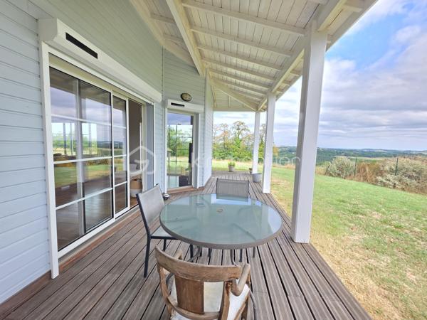 Maison ossature bois de 170 m² avec vue imprenable – 5 chambres – terrain de 4 378 m²

Sur les hauteurs de Port-Sainte-Marie, découvrez cette belle maison ossature bois, implantée sur une parcelle entièrement clôturée de 4 378 m², offrant une vue imprenable sur l’environnement.

Dès l’arrivée, vous serez séduits par le calme, la vue dégagée et le cadre privilégié qu’offre cette propriété sans aucun vis à vis.
La maison, construite sur vide sanitaire, a été repeinte il y a seulement deux ans et bénéficie de prestations particulièrement intéressantes : DPE classé B, assainissement individuel conforme, fibre optique et volets roulants solaires. 
Une maison familiale aux beaux volumes

L'entrée dessert un hall d'accueil, un cellier ainsi qu'une agréable cuisine de 19 m², idéale pour partager les repas en famille.
Vous découvrirez ensuite un véritable espace de vie avec un séjour cathédrale de 42 m², baigné de lumière et offrant une belle sensation d'espace.

La partie nuit se compose de 5 chambres, dont une confortable suite parentale comprenant :
- une chambre,
- un dressing,
- une salle d'eau de près de 6 m²avec douche et double vasques.

4 autres chambres, d'une superficie comprise entre 10,5 et 13 m², permettent d'accueillir famille, enfants ou invités.

La maison dispose également d'une seconde salle d'eau, d'une buanderie et de deux WC.
Le jardin de 4 378 m², entièrement clôturé et piscinable, offre de nombreuses possibilités : jardin, espace de jeux, projet de piscine ou simplement profiter de la nature et de la vue.
Vous pourrez apprécier les beaux jours sur 2 terrasses, dont une grande terrasse agrémentée d'un spa, véritable invitation à la détente.

La propriété dispose également :
- d'un double carport de + de 40 m²,
- d'un abri d'environ 15 m²,
- d'un portail électrique,
- de volets roulants solaires, complétés par des volets bois côté chambres,
- de la fibre optique.

En résumé : les + qui font la différence
✓ 170m² habitables
✓ 5 chambres
✓ Séjour cathédrale de 42 m²
✓ Cuisine de 19 m²
✓ Terrain de 4 378 m² entièrement clôturé
✓ Terrain piscinable
✓ Vue imprenable
✓ Maison ossature bois
✓ DPE B
✓Chauffage au sol électrique + chauffage réversible
✓Chauffe eau cumulus électrique 300 L
✓ Assainissement individuel conforme
✓ Maison sur vide sanitaire
✓ Grande terrasse + seconde terrasse
✓ Spa
✓ Double carport de 40 m²
✓ Abri de 15 m²
✓ Portail électrique
✓ Fibre optique
✓Aucun travaux à prévoir

Une propriété rare, idéale pour une famille à la recherche d'espace, de tranquillité et d'un cadre privilégié, tout en restant à proximité des commodités.

À découvrir sans tarder !