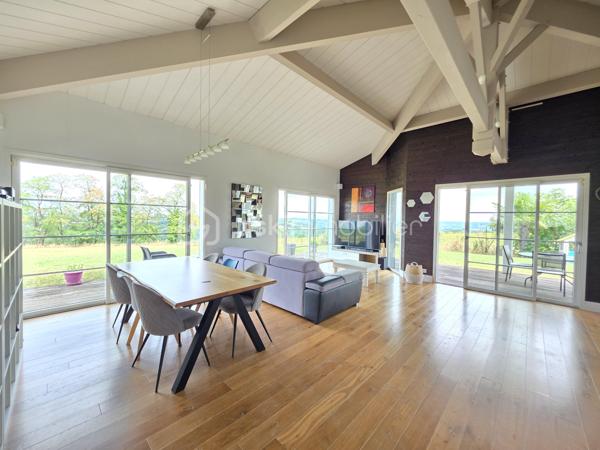 Maison ossature bois de 170 m² avec vue imprenable – 5 chambres – terrain de 4 378 m²

Sur les hauteurs de Port-Sainte-Marie, découvrez cette belle maison ossature bois, implantée sur une parcelle entièrement clôturée de 4 378 m², offrant une vue imprenable sur l’environnement.

Dès l’arrivée, vous serez séduits par le calme, la vue dégagée et le cadre privilégié qu’offre cette propriété sans aucun vis à vis.
La maison, construite sur vide sanitaire, a été repeinte il y a seulement deux ans et bénéficie de prestations particulièrement intéressantes : DPE classé B, assainissement individuel conforme, fibre optique et volets roulants solaires. 
Une maison familiale aux beaux volumes

L'entrée dessert un hall d'accueil, un cellier ainsi qu'une agréable cuisine de 19 m², idéale pour partager les repas en famille.
Vous découvrirez ensuite un véritable espace de vie avec un séjour cathédrale de 42 m², baigné de lumière et offrant une belle sensation d'espace.

La partie nuit se compose de 5 chambres, dont une confortable suite parentale comprenant :
- une chambre,
- un dressing,
- une salle d'eau de près de 6 m²avec douche et double vasques.

4 autres chambres, d'une superficie comprise entre 10,5 et 13 m², permettent d'accueillir famille, enfants ou invités.

La maison dispose également d'une seconde salle d'eau, d'une buanderie et de deux WC.
Le jardin de 4 378 m², entièrement clôturé et piscinable, offre de nombreuses possibilités : jardin, espace de jeux, projet de piscine ou simplement profiter de la nature et de la vue.
Vous pourrez apprécier les beaux jours sur 2 terrasses, dont une grande terrasse agrémentée d'un spa, véritable invitation à la détente.

La propriété dispose également :
- d'un double carport de + de 40 m²,
- d'un abri d'environ 15 m²,
- d'un portail électrique,
- de volets roulants solaires, complétés par des volets bois côté chambres,
- de la fibre optique.

En résumé : les + qui font la différence
✓ 170m² habitables
✓ 5 chambres
✓ Séjour cathédrale de 42 m²
✓ Cuisine de 19 m²
✓ Terrain de 4 378 m² entièrement clôturé
✓ Terrain piscinable
✓ Vue imprenable
✓ Maison ossature bois
✓ DPE B
✓Chauffage au sol électrique + chauffage réversible
✓Chauffe eau cumulus électrique 300 L
✓ Assainissement individuel conforme
✓ Maison sur vide sanitaire
✓ Grande terrasse + seconde terrasse
✓ Spa
✓ Double carport de 40 m²
✓ Abri de 15 m²
✓ Portail électrique
✓ Fibre optique
✓Aucun travaux à prévoir

Une propriété rare, idéale pour une famille à la recherche d'espace, de tranquillité et d'un cadre privilégié, tout en restant à proximité des commodités.

À découvrir sans tarder !