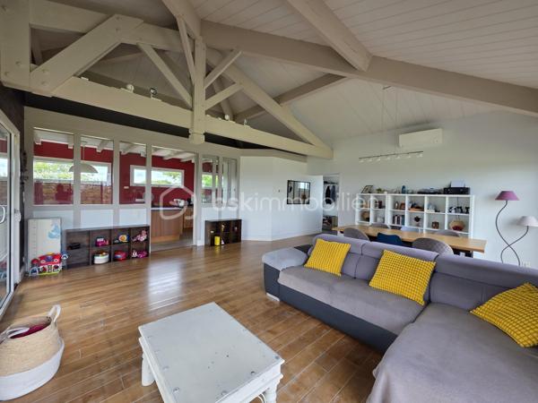 Maison ossature bois de 170 m² avec vue imprenable – 5 chambres – terrain de 4 378 m²

Sur les hauteurs de Port-Sainte-Marie, découvrez cette belle maison ossature bois, implantée sur une parcelle entièrement clôturée de 4 378 m², offrant une vue imprenable sur l’environnement.

Dès l’arrivée, vous serez séduits par le calme, la vue dégagée et le cadre privilégié qu’offre cette propriété sans aucun vis à vis.
La maison, construite sur vide sanitaire, a été repeinte il y a seulement deux ans et bénéficie de prestations particulièrement intéressantes : DPE classé B, assainissement individuel conforme, fibre optique et volets roulants solaires. 
Une maison familiale aux beaux volumes

L'entrée dessert un hall d'accueil, un cellier ainsi qu'une agréable cuisine de 19 m², idéale pour partager les repas en famille.
Vous découvrirez ensuite un véritable espace de vie avec un séjour cathédrale de 42 m², baigné de lumière et offrant une belle sensation d'espace.

La partie nuit se compose de 5 chambres, dont une confortable suite parentale comprenant :
- une chambre,
- un dressing,
- une salle d'eau de près de 6 m²avec douche et double vasques.

4 autres chambres, d'une superficie comprise entre 10,5 et 13 m², permettent d'accueillir famille, enfants ou invités.

La maison dispose également d'une seconde salle d'eau, d'une buanderie et de deux WC.
Le jardin de 4 378 m², entièrement clôturé et piscinable, offre de nombreuses possibilités : jardin, espace de jeux, projet de piscine ou simplement profiter de la nature et de la vue.
Vous pourrez apprécier les beaux jours sur 2 terrasses, dont une grande terrasse agrémentée d'un spa, véritable invitation à la détente.

La propriété dispose également :
- d'un double carport de + de 40 m²,
- d'un abri d'environ 15 m²,
- d'un portail électrique,
- de volets roulants solaires, complétés par des volets bois côté chambres,
- de la fibre optique.

En résumé : les + qui font la différence
✓ 170m² habitables
✓ 5 chambres
✓ Séjour cathédrale de 42 m²
✓ Cuisine de 19 m²
✓ Terrain de 4 378 m² entièrement clôturé
✓ Terrain piscinable
✓ Vue imprenable
✓ Maison ossature bois
✓ DPE B
✓Chauffage au sol électrique + chauffage réversible
✓Chauffe eau cumulus électrique 300 L
✓ Assainissement individuel conforme
✓ Maison sur vide sanitaire
✓ Grande terrasse + seconde terrasse
✓ Spa
✓ Double carport de 40 m²
✓ Abri de 15 m²
✓ Portail électrique
✓ Fibre optique
✓Aucun travaux à prévoir

Une propriété rare, idéale pour une famille à la recherche d'espace, de tranquillité et d'un cadre privilégié, tout en restant à proximité des commodités.

À découvrir sans tarder !