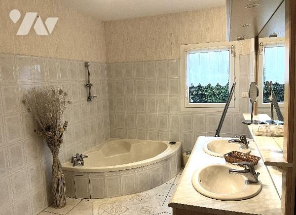 Maison à vendre située dans un secteur calme à seulement 1km des plages et centre de PREFAILLES.