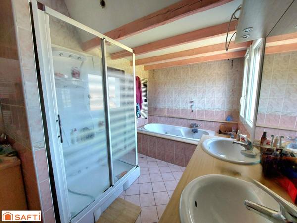 Maison isolée avec 5 chambres et grand terrain.