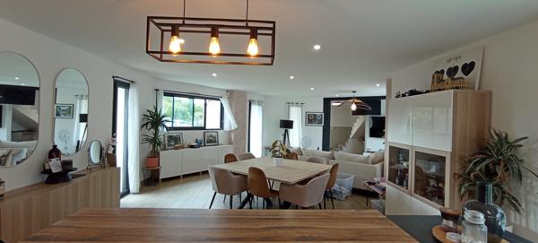 FONTAINE-LE-COMTE, maison contemporaine de 178m²