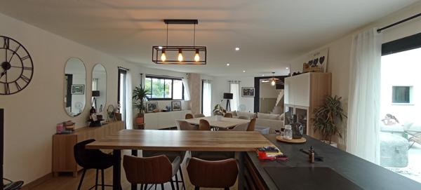 FONTAINE-LE-COMTE, maison contemporaine de 178m²