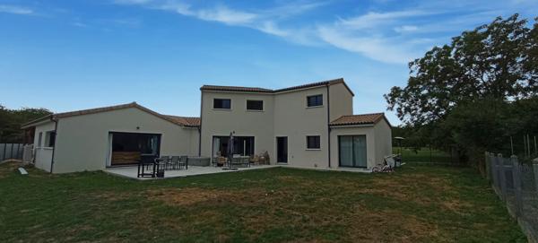 FONTAINE-LE-COMTE, maison contemporaine de 178m²