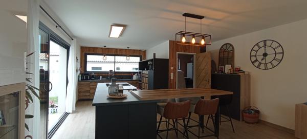 FONTAINE-LE-COMTE, maison contemporaine de 178m²