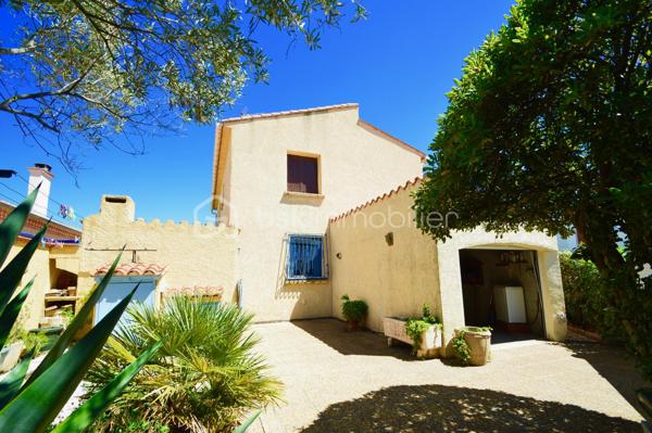 À quelques pas de la plage, dans un secteur calme et très recherché, découvrez cet ensemble immobilier de 157 m², composé de quatre appartements T2 indépendants, offrant un fort potentiel pour un investissement locatif, une activité de location saisonnière ou un projet familial.

Réparti sur deux niveaux, l'immeuble comprend deux appartements en rez-de-chaussée, chacun bénéficiant d'un agréable jardin privatif, idéal pour profiter des beaux jours, ainsi que deux appartements au premier étage, lumineux et parfaitement agencés.

Chaque logement dispose de sa propre entrée indépendante, garantissant confort, tranquillité et intimité à ses occupants. Ils se composent d'une pièce de vie conviviale avec cuisine ouverte sur le séjour, d'une chambre confortable ainsi que d'une salle d'eau avec WC. Leur agencement fonctionnel permet une occupation immédiate ou une mise en location rapide.

Un garage vient compléter l'ensemble, apportant un véritable confort de stationnement et un espace de rangement supplémentaire, un atout particulièrement recherché à proximité du littoral.

Grâce à sa situation privilégiée, à quelques minutes à pied de la plage et des commodités, cet immeuble représente une opportunité rare. Que vous soyez investisseur à la recherche d'une excellente rentabilité, ou que vous souhaitiez réunir plusieurs membres d'une même famille tout en préservant l'indépendance de chacun, ce bien saura répondre à vos attentes.

Un bien aux multiples possibilités, alliant emplacement de qualité, fonctionnalité et potentiel de valorisation. À visiter sans tarder !