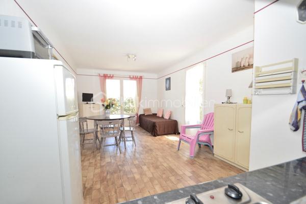 À quelques pas de la plage, dans un secteur calme et très recherché, découvrez cet ensemble immobilier de 157 m², composé de quatre appartements T2 indépendants, offrant un fort potentiel pour un investissement locatif, une activité de location saisonnière ou un projet familial.

Réparti sur deux niveaux, l'immeuble comprend deux appartements en rez-de-chaussée, chacun bénéficiant d'un agréable jardin privatif, idéal pour profiter des beaux jours, ainsi que deux appartements au premier étage, lumineux et parfaitement agencés.

Chaque logement dispose de sa propre entrée indépendante, garantissant confort, tranquillité et intimité à ses occupants. Ils se composent d'une pièce de vie conviviale avec cuisine ouverte sur le séjour, d'une chambre confortable ainsi que d'une salle d'eau avec WC. Leur agencement fonctionnel permet une occupation immédiate ou une mise en location rapide.

Un garage vient compléter l'ensemble, apportant un véritable confort de stationnement et un espace de rangement supplémentaire, un atout particulièrement recherché à proximité du littoral.

Grâce à sa situation privilégiée, à quelques minutes à pied de la plage et des commodités, cet immeuble représente une opportunité rare. Que vous soyez investisseur à la recherche d'une excellente rentabilité, ou que vous souhaitiez réunir plusieurs membres d'une même famille tout en préservant l'indépendance de chacun, ce bien saura répondre à vos attentes.

Un bien aux multiples possibilités, alliant emplacement de qualité, fonctionnalité et potentiel de valorisation. À visiter sans tarder !