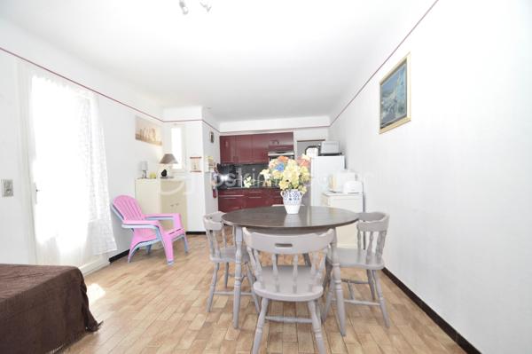 À quelques pas de la plage, dans un secteur calme et très recherché, découvrez cet ensemble immobilier de 157 m², composé de quatre appartements T2 indépendants, offrant un fort potentiel pour un investissement locatif, une activité de location saisonnière ou un projet familial.

Réparti sur deux niveaux, l'immeuble comprend deux appartements en rez-de-chaussée, chacun bénéficiant d'un agréable jardin privatif, idéal pour profiter des beaux jours, ainsi que deux appartements au premier étage, lumineux et parfaitement agencés.

Chaque logement dispose de sa propre entrée indépendante, garantissant confort, tranquillité et intimité à ses occupants. Ils se composent d'une pièce de vie conviviale avec cuisine ouverte sur le séjour, d'une chambre confortable ainsi que d'une salle d'eau avec WC. Leur agencement fonctionnel permet une occupation immédiate ou une mise en location rapide.

Un garage vient compléter l'ensemble, apportant un véritable confort de stationnement et un espace de rangement supplémentaire, un atout particulièrement recherché à proximité du littoral.

Grâce à sa situation privilégiée, à quelques minutes à pied de la plage et des commodités, cet immeuble représente une opportunité rare. Que vous soyez investisseur à la recherche d'une excellente rentabilité, ou que vous souhaitiez réunir plusieurs membres d'une même famille tout en préservant l'indépendance de chacun, ce bien saura répondre à vos attentes.

Un bien aux multiples possibilités, alliant emplacement de qualité, fonctionnalité et potentiel de valorisation. À visiter sans tarder !
