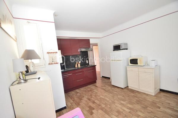 À quelques pas de la plage, dans un secteur calme et très recherché, découvrez cet ensemble immobilier de 157 m², composé de quatre appartements T2 indépendants, offrant un fort potentiel pour un investissement locatif, une activité de location saisonnière ou un projet familial.

Réparti sur deux niveaux, l'immeuble comprend deux appartements en rez-de-chaussée, chacun bénéficiant d'un agréable jardin privatif, idéal pour profiter des beaux jours, ainsi que deux appartements au premier étage, lumineux et parfaitement agencés.

Chaque logement dispose de sa propre entrée indépendante, garantissant confort, tranquillité et intimité à ses occupants. Ils se composent d'une pièce de vie conviviale avec cuisine ouverte sur le séjour, d'une chambre confortable ainsi que d'une salle d'eau avec WC. Leur agencement fonctionnel permet une occupation immédiate ou une mise en location rapide.

Un garage vient compléter l'ensemble, apportant un véritable confort de stationnement et un espace de rangement supplémentaire, un atout particulièrement recherché à proximité du littoral.

Grâce à sa situation privilégiée, à quelques minutes à pied de la plage et des commodités, cet immeuble représente une opportunité rare. Que vous soyez investisseur à la recherche d'une excellente rentabilité, ou que vous souhaitiez réunir plusieurs membres d'une même famille tout en préservant l'indépendance de chacun, ce bien saura répondre à vos attentes.

Un bien aux multiples possibilités, alliant emplacement de qualité, fonctionnalité et potentiel de valorisation. À visiter sans tarder !