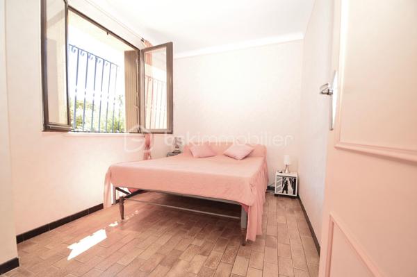 À quelques pas de la plage, dans un secteur calme et très recherché, découvrez cet ensemble immobilier de 157 m², composé de quatre appartements T2 indépendants, offrant un fort potentiel pour un investissement locatif, une activité de location saisonnière ou un projet familial.

Réparti sur deux niveaux, l'immeuble comprend deux appartements en rez-de-chaussée, chacun bénéficiant d'un agréable jardin privatif, idéal pour profiter des beaux jours, ainsi que deux appartements au premier étage, lumineux et parfaitement agencés.

Chaque logement dispose de sa propre entrée indépendante, garantissant confort, tranquillité et intimité à ses occupants. Ils se composent d'une pièce de vie conviviale avec cuisine ouverte sur le séjour, d'une chambre confortable ainsi que d'une salle d'eau avec WC. Leur agencement fonctionnel permet une occupation immédiate ou une mise en location rapide.

Un garage vient compléter l'ensemble, apportant un véritable confort de stationnement et un espace de rangement supplémentaire, un atout particulièrement recherché à proximité du littoral.

Grâce à sa situation privilégiée, à quelques minutes à pied de la plage et des commodités, cet immeuble représente une opportunité rare. Que vous soyez investisseur à la recherche d'une excellente rentabilité, ou que vous souhaitiez réunir plusieurs membres d'une même famille tout en préservant l'indépendance de chacun, ce bien saura répondre à vos attentes.

Un bien aux multiples possibilités, alliant emplacement de qualité, fonctionnalité et potentiel de valorisation. À visiter sans tarder !