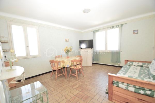 À quelques pas de la plage, dans un secteur calme et très recherché, découvrez cet ensemble immobilier de 157 m², composé de quatre appartements T2 indépendants, offrant un fort potentiel pour un investissement locatif, une activité de location saisonnière ou un projet familial.

Réparti sur deux niveaux, l'immeuble comprend deux appartements en rez-de-chaussée, chacun bénéficiant d'un agréable jardin privatif, idéal pour profiter des beaux jours, ainsi que deux appartements au premier étage, lumineux et parfaitement agencés.

Chaque logement dispose de sa propre entrée indépendante, garantissant confort, tranquillité et intimité à ses occupants. Ils se composent d'une pièce de vie conviviale avec cuisine ouverte sur le séjour, d'une chambre confortable ainsi que d'une salle d'eau avec WC. Leur agencement fonctionnel permet une occupation immédiate ou une mise en location rapide.

Un garage vient compléter l'ensemble, apportant un véritable confort de stationnement et un espace de rangement supplémentaire, un atout particulièrement recherché à proximité du littoral.

Grâce à sa situation privilégiée, à quelques minutes à pied de la plage et des commodités, cet immeuble représente une opportunité rare. Que vous soyez investisseur à la recherche d'une excellente rentabilité, ou que vous souhaitiez réunir plusieurs membres d'une même famille tout en préservant l'indépendance de chacun, ce bien saura répondre à vos attentes.

Un bien aux multiples possibilités, alliant emplacement de qualité, fonctionnalité et potentiel de valorisation. À visiter sans tarder !