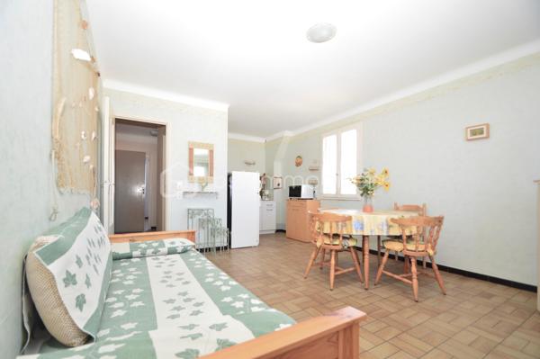 À quelques pas de la plage, dans un secteur calme et très recherché, découvrez cet ensemble immobilier de 157 m², composé de quatre appartements T2 indépendants, offrant un fort potentiel pour un investissement locatif, une activité de location saisonnière ou un projet familial.

Réparti sur deux niveaux, l'immeuble comprend deux appartements en rez-de-chaussée, chacun bénéficiant d'un agréable jardin privatif, idéal pour profiter des beaux jours, ainsi que deux appartements au premier étage, lumineux et parfaitement agencés.

Chaque logement dispose de sa propre entrée indépendante, garantissant confort, tranquillité et intimité à ses occupants. Ils se composent d'une pièce de vie conviviale avec cuisine ouverte sur le séjour, d'une chambre confortable ainsi que d'une salle d'eau avec WC. Leur agencement fonctionnel permet une occupation immédiate ou une mise en location rapide.

Un garage vient compléter l'ensemble, apportant un véritable confort de stationnement et un espace de rangement supplémentaire, un atout particulièrement recherché à proximité du littoral.

Grâce à sa situation privilégiée, à quelques minutes à pied de la plage et des commodités, cet immeuble représente une opportunité rare. Que vous soyez investisseur à la recherche d'une excellente rentabilité, ou que vous souhaitiez réunir plusieurs membres d'une même famille tout en préservant l'indépendance de chacun, ce bien saura répondre à vos attentes.

Un bien aux multiples possibilités, alliant emplacement de qualité, fonctionnalité et potentiel de valorisation. À visiter sans tarder !