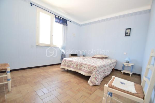 À quelques pas de la plage, dans un secteur calme et très recherché, découvrez cet ensemble immobilier de 157 m², composé de quatre appartements T2 indépendants, offrant un fort potentiel pour un investissement locatif, une activité de location saisonnière ou un projet familial.

Réparti sur deux niveaux, l'immeuble comprend deux appartements en rez-de-chaussée, chacun bénéficiant d'un agréable jardin privatif, idéal pour profiter des beaux jours, ainsi que deux appartements au premier étage, lumineux et parfaitement agencés.

Chaque logement dispose de sa propre entrée indépendante, garantissant confort, tranquillité et intimité à ses occupants. Ils se composent d'une pièce de vie conviviale avec cuisine ouverte sur le séjour, d'une chambre confortable ainsi que d'une salle d'eau avec WC. Leur agencement fonctionnel permet une occupation immédiate ou une mise en location rapide.

Un garage vient compléter l'ensemble, apportant un véritable confort de stationnement et un espace de rangement supplémentaire, un atout particulièrement recherché à proximité du littoral.

Grâce à sa situation privilégiée, à quelques minutes à pied de la plage et des commodités, cet immeuble représente une opportunité rare. Que vous soyez investisseur à la recherche d'une excellente rentabilité, ou que vous souhaitiez réunir plusieurs membres d'une même famille tout en préservant l'indépendance de chacun, ce bien saura répondre à vos attentes.

Un bien aux multiples possibilités, alliant emplacement de qualité, fonctionnalité et potentiel de valorisation. À visiter sans tarder !