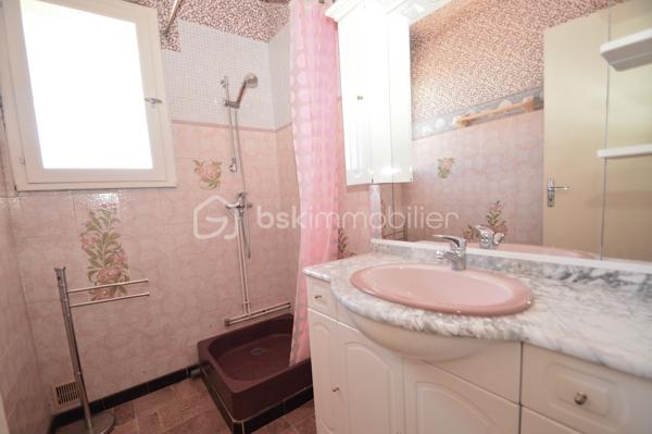 À quelques pas de la plage, dans un secteur calme et très recherché, découvrez cet ensemble immobilier de 157 m², composé de quatre appartements T2 indépendants, offrant un fort potentiel pour un investissement locatif, une activité de location saisonnière ou un projet familial.

Réparti sur deux niveaux, l'immeuble comprend deux appartements en rez-de-chaussée, chacun bénéficiant d'un agréable jardin privatif, idéal pour profiter des beaux jours, ainsi que deux appartements au premier étage, lumineux et parfaitement agencés.

Chaque logement dispose de sa propre entrée indépendante, garantissant confort, tranquillité et intimité à ses occupants. Ils se composent d'une pièce de vie conviviale avec cuisine ouverte sur le séjour, d'une chambre confortable ainsi que d'une salle d'eau avec WC. Leur agencement fonctionnel permet une occupation immédiate ou une mise en location rapide.

Un garage vient compléter l'ensemble, apportant un véritable confort de stationnement et un espace de rangement supplémentaire, un atout particulièrement recherché à proximité du littoral.

Grâce à sa situation privilégiée, à quelques minutes à pied de la plage et des commodités, cet immeuble représente une opportunité rare. Que vous soyez investisseur à la recherche d'une excellente rentabilité, ou que vous souhaitiez réunir plusieurs membres d'une même famille tout en préservant l'indépendance de chacun, ce bien saura répondre à vos attentes.

Un bien aux multiples possibilités, alliant emplacement de qualité, fonctionnalité et potentiel de valorisation. À visiter sans tarder !