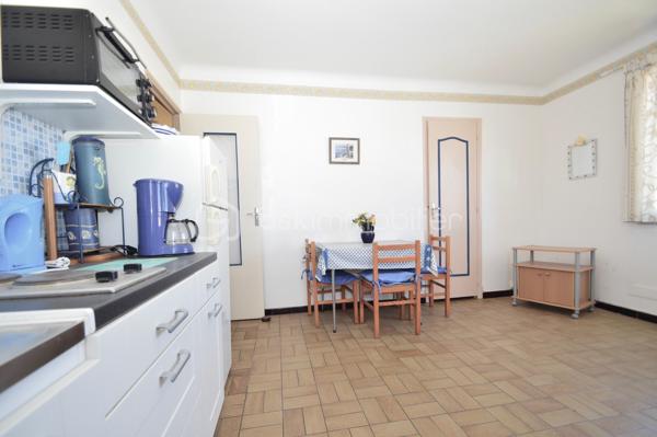 À quelques pas de la plage, dans un secteur calme et très recherché, découvrez cet ensemble immobilier de 157 m², composé de quatre appartements T2 indépendants, offrant un fort potentiel pour un investissement locatif, une activité de location saisonnière ou un projet familial.

Réparti sur deux niveaux, l'immeuble comprend deux appartements en rez-de-chaussée, chacun bénéficiant d'un agréable jardin privatif, idéal pour profiter des beaux jours, ainsi que deux appartements au premier étage, lumineux et parfaitement agencés.

Chaque logement dispose de sa propre entrée indépendante, garantissant confort, tranquillité et intimité à ses occupants. Ils se composent d'une pièce de vie conviviale avec cuisine ouverte sur le séjour, d'une chambre confortable ainsi que d'une salle d'eau avec WC. Leur agencement fonctionnel permet une occupation immédiate ou une mise en location rapide.

Un garage vient compléter l'ensemble, apportant un véritable confort de stationnement et un espace de rangement supplémentaire, un atout particulièrement recherché à proximité du littoral.

Grâce à sa situation privilégiée, à quelques minutes à pied de la plage et des commodités, cet immeuble représente une opportunité rare. Que vous soyez investisseur à la recherche d'une excellente rentabilité, ou que vous souhaitiez réunir plusieurs membres d'une même famille tout en préservant l'indépendance de chacun, ce bien saura répondre à vos attentes.

Un bien aux multiples possibilités, alliant emplacement de qualité, fonctionnalité et potentiel de valorisation. À visiter sans tarder !