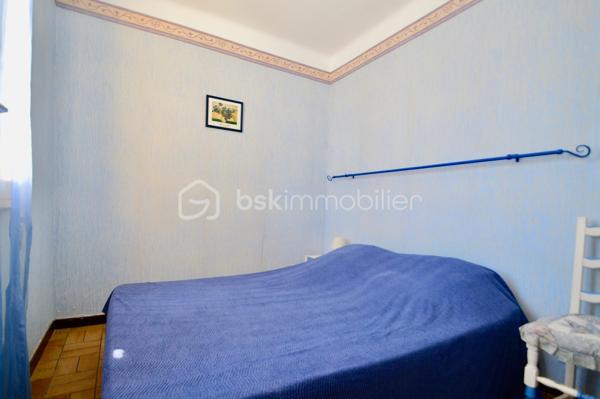 À quelques pas de la plage, dans un secteur calme et très recherché, découvrez cet ensemble immobilier de 157 m², composé de quatre appartements T2 indépendants, offrant un fort potentiel pour un investissement locatif, une activité de location saisonnière ou un projet familial.

Réparti sur deux niveaux, l'immeuble comprend deux appartements en rez-de-chaussée, chacun bénéficiant d'un agréable jardin privatif, idéal pour profiter des beaux jours, ainsi que deux appartements au premier étage, lumineux et parfaitement agencés.

Chaque logement dispose de sa propre entrée indépendante, garantissant confort, tranquillité et intimité à ses occupants. Ils se composent d'une pièce de vie conviviale avec cuisine ouverte sur le séjour, d'une chambre confortable ainsi que d'une salle d'eau avec WC. Leur agencement fonctionnel permet une occupation immédiate ou une mise en location rapide.

Un garage vient compléter l'ensemble, apportant un véritable confort de stationnement et un espace de rangement supplémentaire, un atout particulièrement recherché à proximité du littoral.

Grâce à sa situation privilégiée, à quelques minutes à pied de la plage et des commodités, cet immeuble représente une opportunité rare. Que vous soyez investisseur à la recherche d'une excellente rentabilité, ou que vous souhaitiez réunir plusieurs membres d'une même famille tout en préservant l'indépendance de chacun, ce bien saura répondre à vos attentes.

Un bien aux multiples possibilités, alliant emplacement de qualité, fonctionnalité et potentiel de valorisation. À visiter sans tarder !