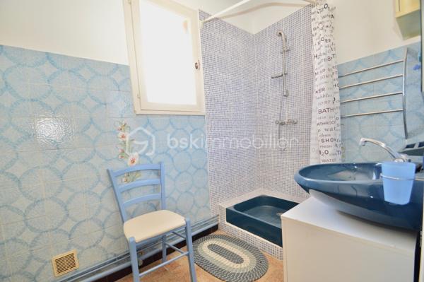 À quelques pas de la plage, dans un secteur calme et très recherché, découvrez cet ensemble immobilier de 157 m², composé de quatre appartements T2 indépendants, offrant un fort potentiel pour un investissement locatif, une activité de location saisonnière ou un projet familial.

Réparti sur deux niveaux, l'immeuble comprend deux appartements en rez-de-chaussée, chacun bénéficiant d'un agréable jardin privatif, idéal pour profiter des beaux jours, ainsi que deux appartements au premier étage, lumineux et parfaitement agencés.

Chaque logement dispose de sa propre entrée indépendante, garantissant confort, tranquillité et intimité à ses occupants. Ils se composent d'une pièce de vie conviviale avec cuisine ouverte sur le séjour, d'une chambre confortable ainsi que d'une salle d'eau avec WC. Leur agencement fonctionnel permet une occupation immédiate ou une mise en location rapide.

Un garage vient compléter l'ensemble, apportant un véritable confort de stationnement et un espace de rangement supplémentaire, un atout particulièrement recherché à proximité du littoral.

Grâce à sa situation privilégiée, à quelques minutes à pied de la plage et des commodités, cet immeuble représente une opportunité rare. Que vous soyez investisseur à la recherche d'une excellente rentabilité, ou que vous souhaitiez réunir plusieurs membres d'une même famille tout en préservant l'indépendance de chacun, ce bien saura répondre à vos attentes.

Un bien aux multiples possibilités, alliant emplacement de qualité, fonctionnalité et potentiel de valorisation. À visiter sans tarder !