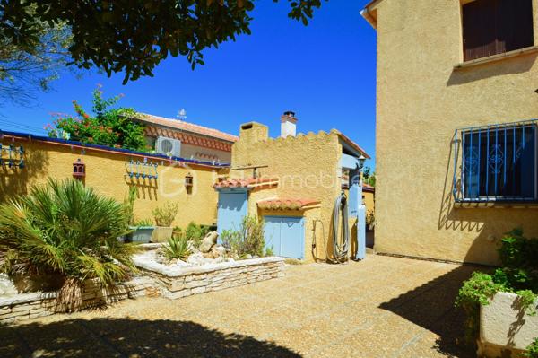À quelques pas de la plage, dans un secteur calme et très recherché, découvrez cet ensemble immobilier de 157 m², composé de quatre appartements T2 indépendants, offrant un fort potentiel pour un investissement locatif, une activité de location saisonnière ou un projet familial.

Réparti sur deux niveaux, l'immeuble comprend deux appartements en rez-de-chaussée, chacun bénéficiant d'un agréable jardin privatif, idéal pour profiter des beaux jours, ainsi que deux appartements au premier étage, lumineux et parfaitement agencés.

Chaque logement dispose de sa propre entrée indépendante, garantissant confort, tranquillité et intimité à ses occupants. Ils se composent d'une pièce de vie conviviale avec cuisine ouverte sur le séjour, d'une chambre confortable ainsi que d'une salle d'eau avec WC. Leur agencement fonctionnel permet une occupation immédiate ou une mise en location rapide.

Un garage vient compléter l'ensemble, apportant un véritable confort de stationnement et un espace de rangement supplémentaire, un atout particulièrement recherché à proximité du littoral.

Grâce à sa situation privilégiée, à quelques minutes à pied de la plage et des commodités, cet immeuble représente une opportunité rare. Que vous soyez investisseur à la recherche d'une excellente rentabilité, ou que vous souhaitiez réunir plusieurs membres d'une même famille tout en préservant l'indépendance de chacun, ce bien saura répondre à vos attentes.

Un bien aux multiples possibilités, alliant emplacement de qualité, fonctionnalité et potentiel de valorisation. À visiter sans tarder !