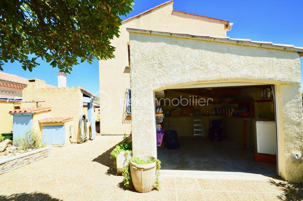 À quelques pas de la plage, dans un secteur calme et très recherché, découvrez cet ensemble immobilier de 157 m², composé de quatre appartements T2 indépendants, offrant un fort potentiel pour un investissement locatif, une activité de location saisonnière ou un projet familial.

Réparti sur deux niveaux, l'immeuble comprend deux appartements en rez-de-chaussée, chacun bénéficiant d'un agréable jardin privatif, idéal pour profiter des beaux jours, ainsi que deux appartements au premier étage, lumineux et parfaitement agencés.

Chaque logement dispose de sa propre entrée indépendante, garantissant confort, tranquillité et intimité à ses occupants. Ils se composent d'une pièce de vie conviviale avec cuisine ouverte sur le séjour, d'une chambre confortable ainsi que d'une salle d'eau avec WC. Leur agencement fonctionnel permet une occupation immédiate ou une mise en location rapide.

Un garage vient compléter l'ensemble, apportant un véritable confort de stationnement et un espace de rangement supplémentaire, un atout particulièrement recherché à proximité du littoral.

Grâce à sa situation privilégiée, à quelques minutes à pied de la plage et des commodités, cet immeuble représente une opportunité rare. Que vous soyez investisseur à la recherche d'une excellente rentabilité, ou que vous souhaitiez réunir plusieurs membres d'une même famille tout en préservant l'indépendance de chacun, ce bien saura répondre à vos attentes.

Un bien aux multiples possibilités, alliant emplacement de qualité, fonctionnalité et potentiel de valorisation. À visiter sans tarder !