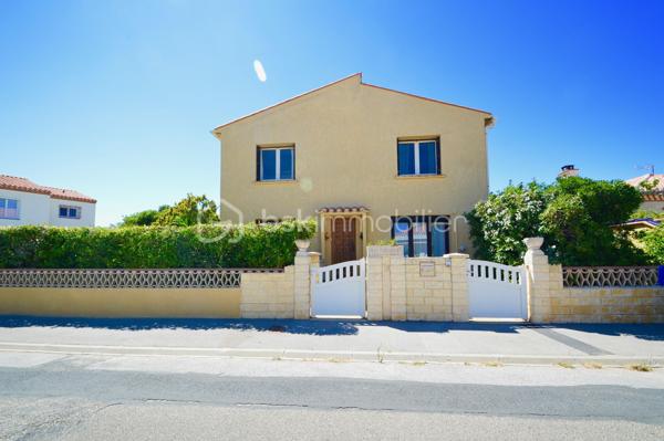 À quelques pas de la plage, dans un secteur calme et très recherché, découvrez cet ensemble immobilier de 157 m², composé de quatre appartements T2 indépendants, offrant un fort potentiel pour un investissement locatif, une activité de location saisonnière ou un projet familial.

Réparti sur deux niveaux, l'immeuble comprend deux appartements en rez-de-chaussée, chacun bénéficiant d'un agréable jardin privatif, idéal pour profiter des beaux jours, ainsi que deux appartements au premier étage, lumineux et parfaitement agencés.

Chaque logement dispose de sa propre entrée indépendante, garantissant confort, tranquillité et intimité à ses occupants. Ils se composent d'une pièce de vie conviviale avec cuisine ouverte sur le séjour, d'une chambre confortable ainsi que d'une salle d'eau avec WC. Leur agencement fonctionnel permet une occupation immédiate ou une mise en location rapide.

Un garage vient compléter l'ensemble, apportant un véritable confort de stationnement et un espace de rangement supplémentaire, un atout particulièrement recherché à proximité du littoral.

Grâce à sa situation privilégiée, à quelques minutes à pied de la plage et des commodités, cet immeuble représente une opportunité rare. Que vous soyez investisseur à la recherche d'une excellente rentabilité, ou que vous souhaitiez réunir plusieurs membres d'une même famille tout en préservant l'indépendance de chacun, ce bien saura répondre à vos attentes.

Un bien aux multiples possibilités, alliant emplacement de qualité, fonctionnalité et potentiel de valorisation. À visiter sans tarder !