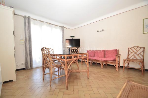 À quelques pas de la plage, dans un secteur calme et très recherché, découvrez cet ensemble immobilier de 157 m², composé de quatre appartements T2 indépendants, offrant un fort potentiel pour un investissement locatif, une activité de location saisonnière ou un projet familial.

Réparti sur deux niveaux, l'immeuble comprend deux appartements en rez-de-chaussée, chacun bénéficiant d'un agréable jardin privatif, idéal pour profiter des beaux jours, ainsi que deux appartements au premier étage, lumineux et parfaitement agencés.

Chaque logement dispose de sa propre entrée indépendante, garantissant confort, tranquillité et intimité à ses occupants. Ils se composent d'une pièce de vie conviviale avec cuisine ouverte sur le séjour, d'une chambre confortable ainsi que d'une salle d'eau avec WC. Leur agencement fonctionnel permet une occupation immédiate ou une mise en location rapide.

Un garage vient compléter l'ensemble, apportant un véritable confort de stationnement et un espace de rangement supplémentaire, un atout particulièrement recherché à proximité du littoral.

Grâce à sa situation privilégiée, à quelques minutes à pied de la plage et des commodités, cet immeuble représente une opportunité rare. Que vous soyez investisseur à la recherche d'une excellente rentabilité, ou que vous souhaitiez réunir plusieurs membres d'une même famille tout en préservant l'indépendance de chacun, ce bien saura répondre à vos attentes.

Un bien aux multiples possibilités, alliant emplacement de qualité, fonctionnalité et potentiel de valorisation. À visiter sans tarder !