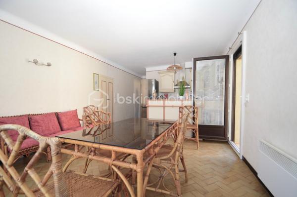 À quelques pas de la plage, dans un secteur calme et très recherché, découvrez cet ensemble immobilier de 157 m², composé de quatre appartements T2 indépendants, offrant un fort potentiel pour un investissement locatif, une activité de location saisonnière ou un projet familial.

Réparti sur deux niveaux, l'immeuble comprend deux appartements en rez-de-chaussée, chacun bénéficiant d'un agréable jardin privatif, idéal pour profiter des beaux jours, ainsi que deux appartements au premier étage, lumineux et parfaitement agencés.

Chaque logement dispose de sa propre entrée indépendante, garantissant confort, tranquillité et intimité à ses occupants. Ils se composent d'une pièce de vie conviviale avec cuisine ouverte sur le séjour, d'une chambre confortable ainsi que d'une salle d'eau avec WC. Leur agencement fonctionnel permet une occupation immédiate ou une mise en location rapide.

Un garage vient compléter l'ensemble, apportant un véritable confort de stationnement et un espace de rangement supplémentaire, un atout particulièrement recherché à proximité du littoral.

Grâce à sa situation privilégiée, à quelques minutes à pied de la plage et des commodités, cet immeuble représente une opportunité rare. Que vous soyez investisseur à la recherche d'une excellente rentabilité, ou que vous souhaitiez réunir plusieurs membres d'une même famille tout en préservant l'indépendance de chacun, ce bien saura répondre à vos attentes.

Un bien aux multiples possibilités, alliant emplacement de qualité, fonctionnalité et potentiel de valorisation. À visiter sans tarder !
