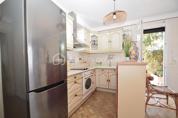 À quelques pas de la plage, dans un secteur calme et très recherché, découvrez cet ensemble immobilier de 157 m², composé de quatre appartements T2 indépendants, offrant un fort potentiel pour un investissement locatif, une activité de location saisonnière ou un projet familial.

Réparti sur deux niveaux, l'immeuble comprend deux appartements en rez-de-chaussée, chacun bénéficiant d'un agréable jardin privatif, idéal pour profiter des beaux jours, ainsi que deux appartements au premier étage, lumineux et parfaitement agencés.

Chaque logement dispose de sa propre entrée indépendante, garantissant confort, tranquillité et intimité à ses occupants. Ils se composent d'une pièce de vie conviviale avec cuisine ouverte sur le séjour, d'une chambre confortable ainsi que d'une salle d'eau avec WC. Leur agencement fonctionnel permet une occupation immédiate ou une mise en location rapide.

Un garage vient compléter l'ensemble, apportant un véritable confort de stationnement et un espace de rangement supplémentaire, un atout particulièrement recherché à proximité du littoral.

Grâce à sa situation privilégiée, à quelques minutes à pied de la plage et des commodités, cet immeuble représente une opportunité rare. Que vous soyez investisseur à la recherche d'une excellente rentabilité, ou que vous souhaitiez réunir plusieurs membres d'une même famille tout en préservant l'indépendance de chacun, ce bien saura répondre à vos attentes.

Un bien aux multiples possibilités, alliant emplacement de qualité, fonctionnalité et potentiel de valorisation. À visiter sans tarder !