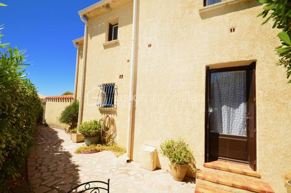 À quelques pas de la plage, dans un secteur calme et très recherché, découvrez cet ensemble immobilier de 157 m², composé de quatre appartements T2 indépendants, offrant un fort potentiel pour un investissement locatif, une activité de location saisonnière ou un projet familial.

Réparti sur deux niveaux, l'immeuble comprend deux appartements en rez-de-chaussée, chacun bénéficiant d'un agréable jardin privatif, idéal pour profiter des beaux jours, ainsi que deux appartements au premier étage, lumineux et parfaitement agencés.

Chaque logement dispose de sa propre entrée indépendante, garantissant confort, tranquillité et intimité à ses occupants. Ils se composent d'une pièce de vie conviviale avec cuisine ouverte sur le séjour, d'une chambre confortable ainsi que d'une salle d'eau avec WC. Leur agencement fonctionnel permet une occupation immédiate ou une mise en location rapide.

Un garage vient compléter l'ensemble, apportant un véritable confort de stationnement et un espace de rangement supplémentaire, un atout particulièrement recherché à proximité du littoral.

Grâce à sa situation privilégiée, à quelques minutes à pied de la plage et des commodités, cet immeuble représente une opportunité rare. Que vous soyez investisseur à la recherche d'une excellente rentabilité, ou que vous souhaitiez réunir plusieurs membres d'une même famille tout en préservant l'indépendance de chacun, ce bien saura répondre à vos attentes.

Un bien aux multiples possibilités, alliant emplacement de qualité, fonctionnalité et potentiel de valorisation. À visiter sans tarder !