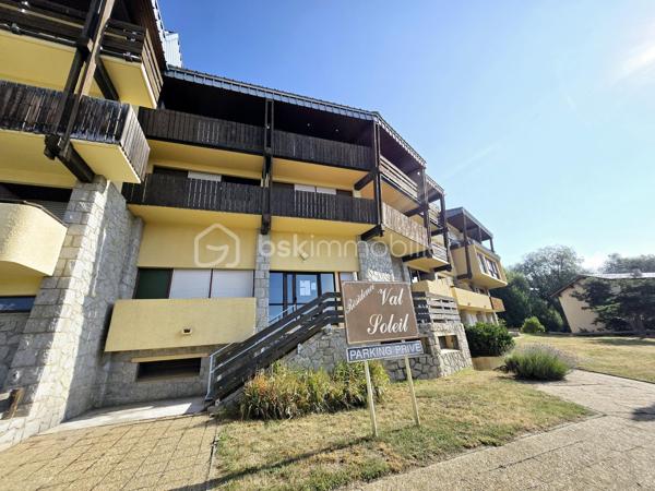 Découvrez ce charmant appartement situé au dernier étage d'une résidence bien entretenue, datant de 1982. Niché dans un environnement calme, ce bien rare offre une belle luminosité grâce à son orientation. Idéal pour un premier achat ou un investissement locatif!

D'une superficie de 26 m², ce studio cabine bien agencé propose un espace à vivre optimisé. Doté d'un parking, il assure confort et praticité au quotidien.

Vous profiterez de la proximité des commodités urbaines, tout en vivant dans un cadre serein. Ne manquez pas cette opportunité unique de devenir propriétaire! 

Pour plus d'informations, contactez Sandrine MONIO.