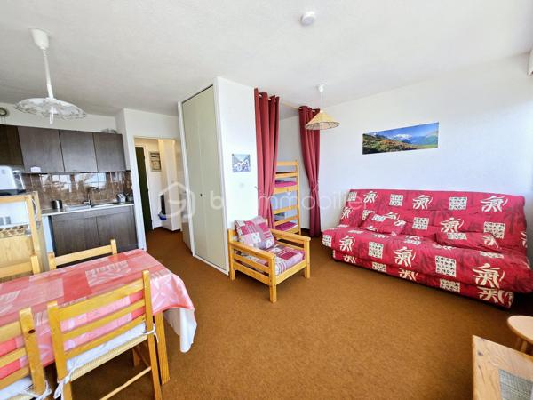 Découvrez ce charmant appartement situé au dernier étage d'une résidence bien entretenue, datant de 1982. Niché dans un environnement calme, ce bien rare offre une belle luminosité grâce à son orientation. Idéal pour un premier achat ou un investissement locatif!

D'une superficie de 26 m², ce studio cabine bien agencé propose un espace à vivre optimisé. Doté d'un parking, il assure confort et praticité au quotidien.

Vous profiterez de la proximité des commodités urbaines, tout en vivant dans un cadre serein. Ne manquez pas cette opportunité unique de devenir propriétaire! 

Pour plus d'informations, contactez Sandrine MONIO.