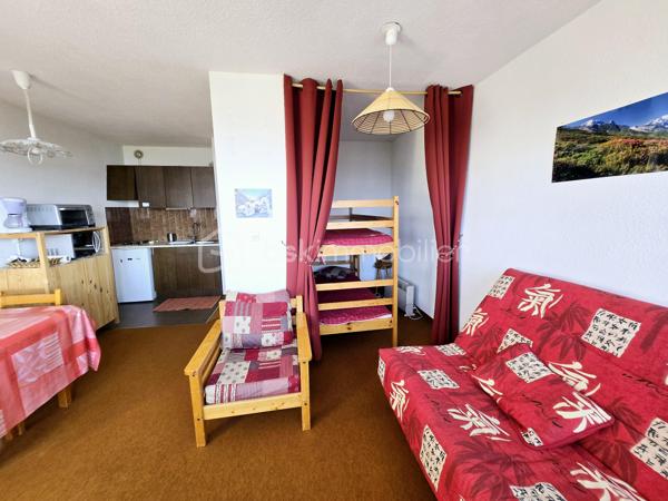 Découvrez ce charmant appartement situé au dernier étage d'une résidence bien entretenue, datant de 1982. Niché dans un environnement calme, ce bien rare offre une belle luminosité grâce à son orientation. Idéal pour un premier achat ou un investissement locatif!

D'une superficie de 26 m², ce studio cabine bien agencé propose un espace à vivre optimisé. Doté d'un parking, il assure confort et praticité au quotidien.

Vous profiterez de la proximité des commodités urbaines, tout en vivant dans un cadre serein. Ne manquez pas cette opportunité unique de devenir propriétaire! 

Pour plus d'informations, contactez Sandrine MONIO.