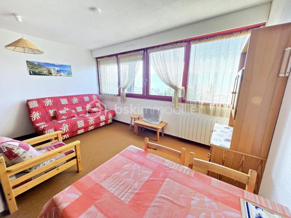 Découvrez ce charmant appartement situé au dernier étage d'une résidence bien entretenue, datant de 1982. Niché dans un environnement calme, ce bien rare offre une belle luminosité grâce à son orientation. Idéal pour un premier achat ou un investissement locatif!

D'une superficie de 26 m², ce studio cabine bien agencé propose un espace à vivre optimisé. Doté d'un parking, il assure confort et praticité au quotidien.

Vous profiterez de la proximité des commodités urbaines, tout en vivant dans un cadre serein. Ne manquez pas cette opportunité unique de devenir propriétaire! 

Pour plus d'informations, contactez Sandrine MONIO.