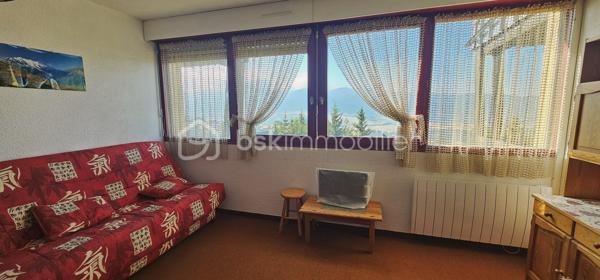 Découvrez ce charmant appartement situé au dernier étage d'une résidence bien entretenue, datant de 1982. Niché dans un environnement calme, ce bien rare offre une belle luminosité grâce à son orientation. Idéal pour un premier achat ou un investissement locatif!

D'une superficie de 26 m², ce studio cabine bien agencé propose un espace à vivre optimisé. Doté d'un parking, il assure confort et praticité au quotidien.

Vous profiterez de la proximité des commodités urbaines, tout en vivant dans un cadre serein. Ne manquez pas cette opportunité unique de devenir propriétaire! 

Pour plus d'informations, contactez Sandrine MONIO.