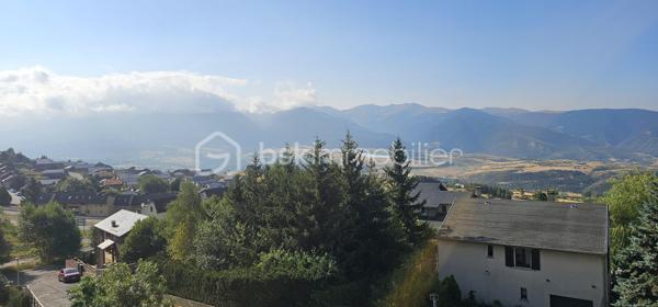 Découvrez ce charmant appartement situé au dernier étage d'une résidence bien entretenue, datant de 1982. Niché dans un environnement calme, ce bien rare offre une belle luminosité grâce à son orientation. Idéal pour un premier achat ou un investissement locatif!

D'une superficie de 26 m², ce studio cabine bien agencé propose un espace à vivre optimisé. Doté d'un parking, il assure confort et praticité au quotidien.

Vous profiterez de la proximité des commodités urbaines, tout en vivant dans un cadre serein. Ne manquez pas cette opportunité unique de devenir propriétaire! 

Pour plus d'informations, contactez Sandrine MONIO.