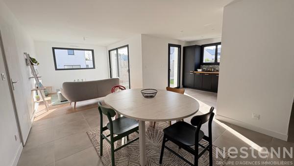 Maison contemporaine de plain pied dans le bourg de Crac'h