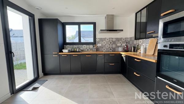 Maison contemporaine de plain pied dans le bourg de Crac'h